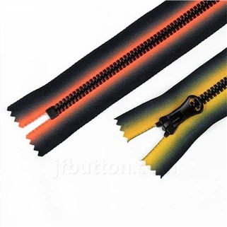 Plastični patentni zatvarači u dvorištu