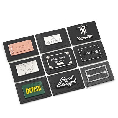 Crna kožna oznaka s metalnom oznakom