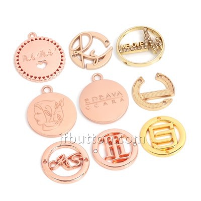 Metalni logotip na torbi