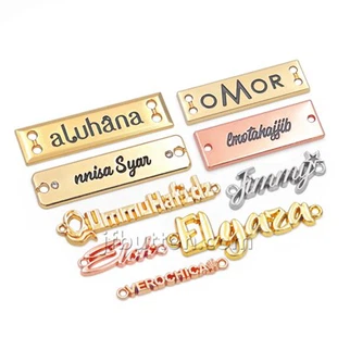 Male metalne pločice s logotipom
